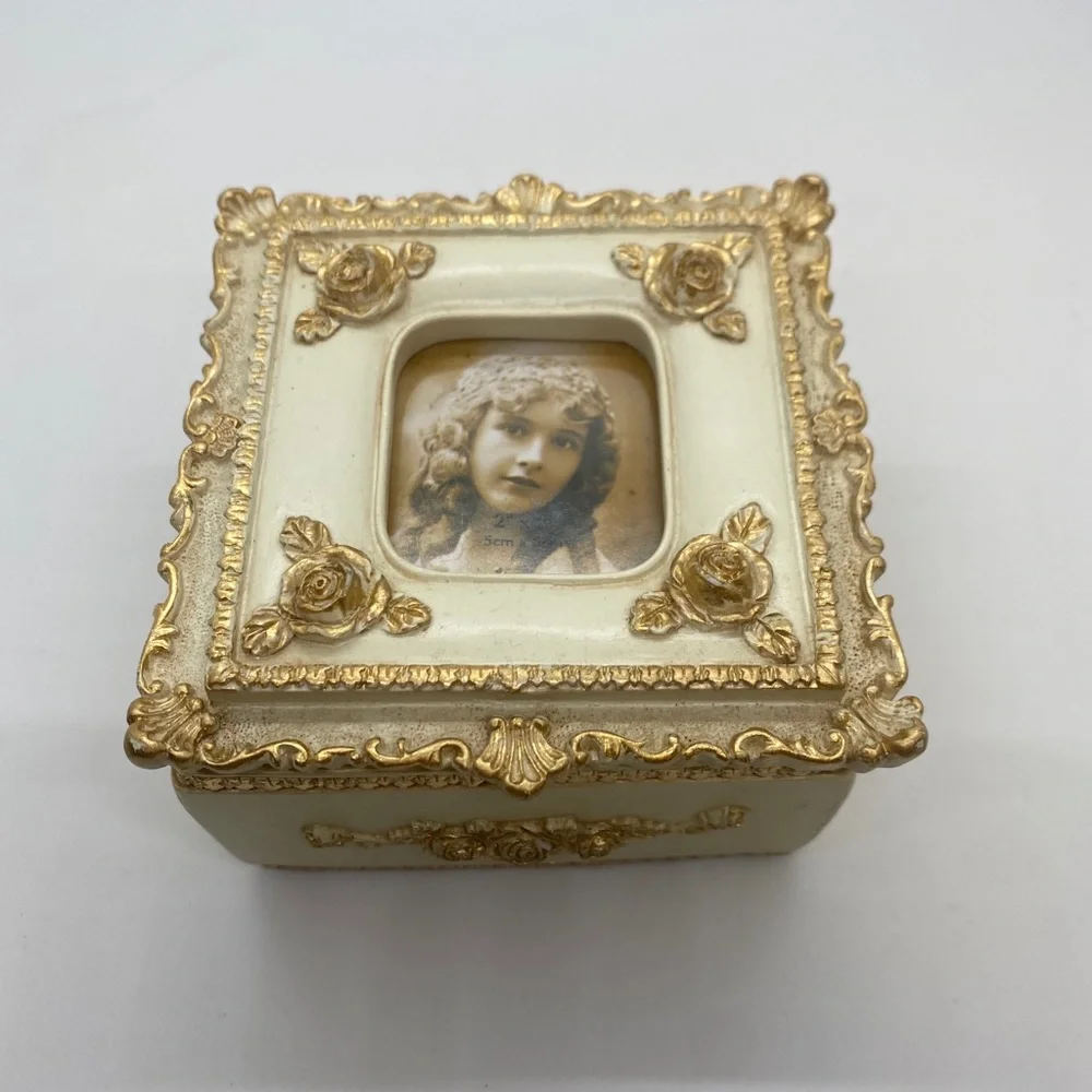 Vintage‎ plastic jewelry storage box #375